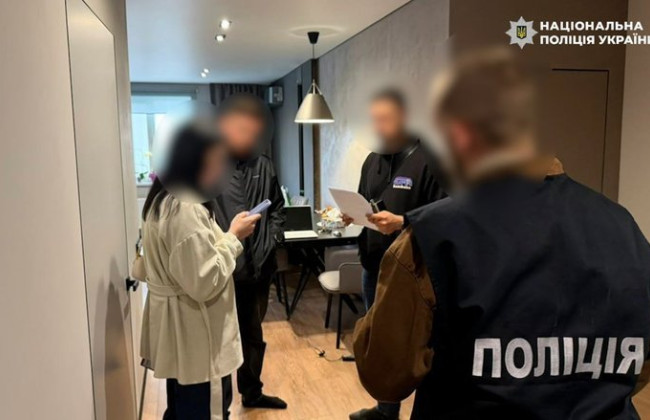 Элитные автомобили, наличные и миллионные расхождения в декларациях: полиция проводит масштабные обыски у должностных лиц ВВК