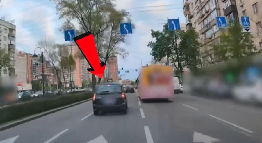 In Kyiv, a driver who ran a yellow traffic light in front of the police was punished