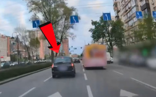 У Києві покарали водія, який на очах у поліції проїхав на жовтий сигнал світлофора