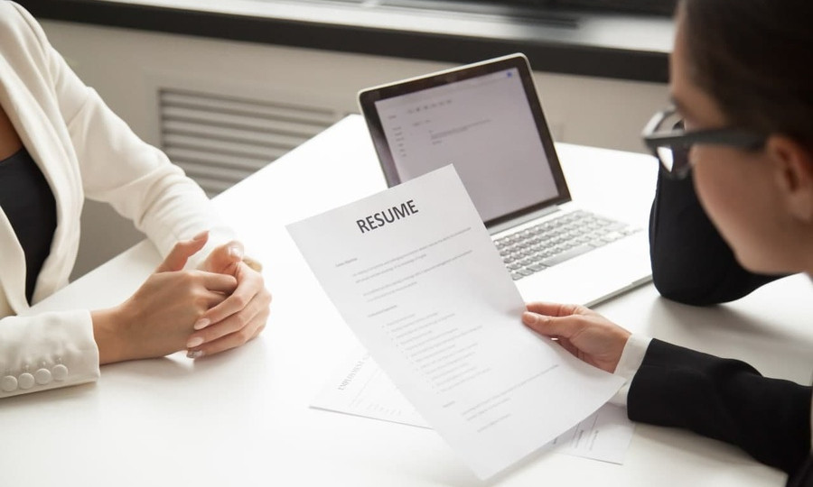 Specified gender, age, or orientation in a job vacancy: what fine threatens the employer