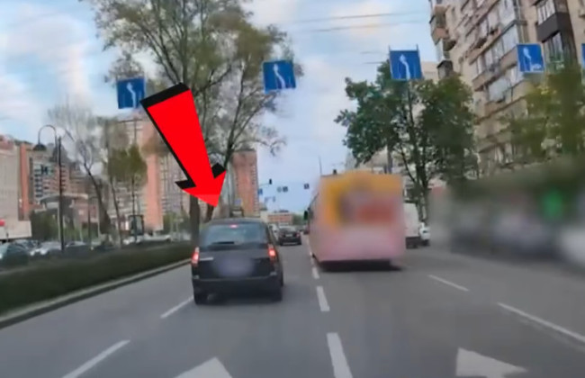 В Киеве наказали водителя, который на глазах у полиции проехал на желтый сигнал светофора