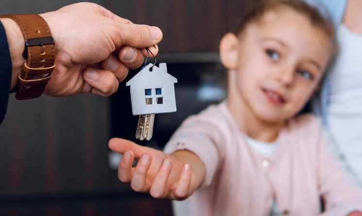 In Ukraine, the transfer of property to children has been simplified: what has changed for parents and notaries