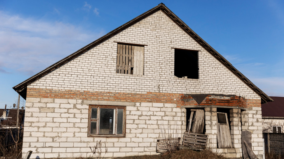 In Lviv, a man refused to buy a house due to force majeure but moved in and clogged the sewage with foam: The Supreme Court examined the case