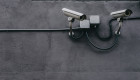 На Житомирщині суд відмовив у демонтажі камери відеоспостереження, яку чоловік встановив на будинок сусіда, а ліхтар навів на його спальню