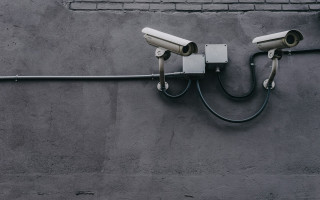 На Житомирщині суд відмовив у демонтажі камери відеоспостереження, яку чоловік встановив на будинок сусіда, а ліхтар навів на його спальню