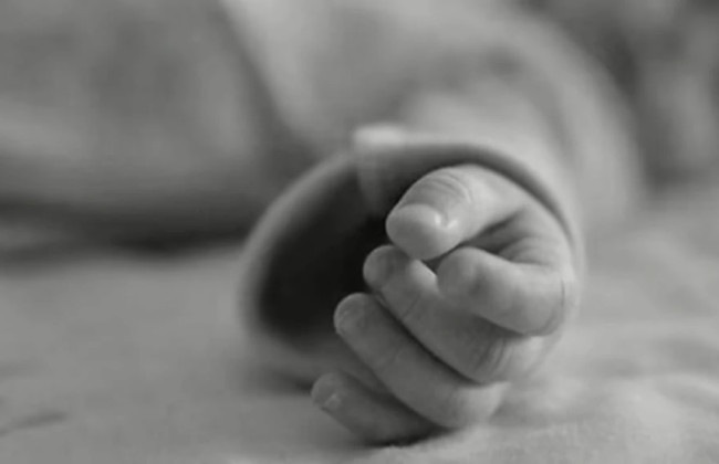 Двухлетний мальчик скончался после госпитализации: на скамье подсудимых — сотрудница службы по делам детей