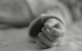 Двухлетний мальчик скончался после госпитализации: на скамье подсудимых — сотрудница службы по делам детей