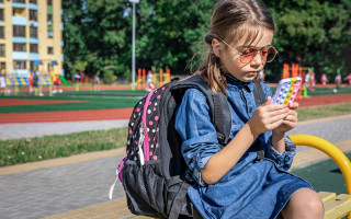 Дети теряют навыки чтения и письма: Швеция запретит мобильные телефоны в школах