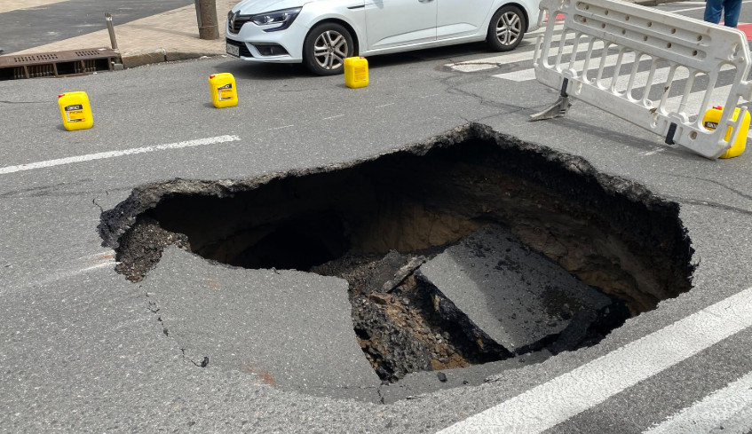A sinkhole formed near Arsenalna metro station in Kyiv, photo