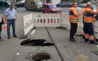 В Киеве второй раз за день образовался провал посреди дороги