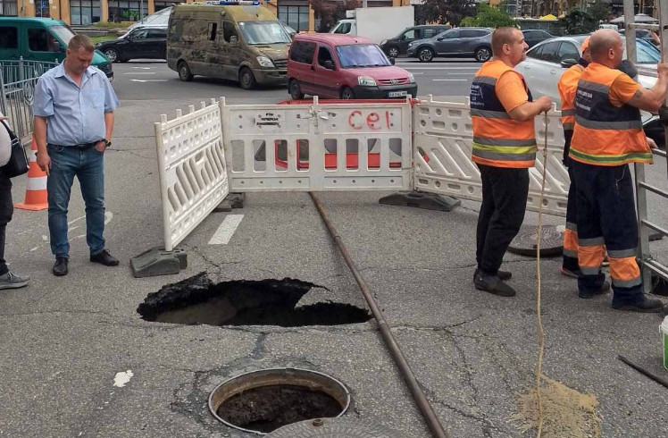 A sinkhole formed in the middle of the road in Kyiv for the second time in a day