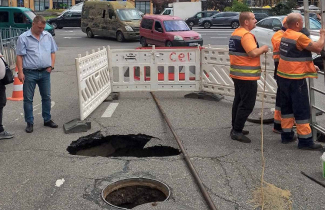 В Киеве второй раз за день образовался провал посреди дороги