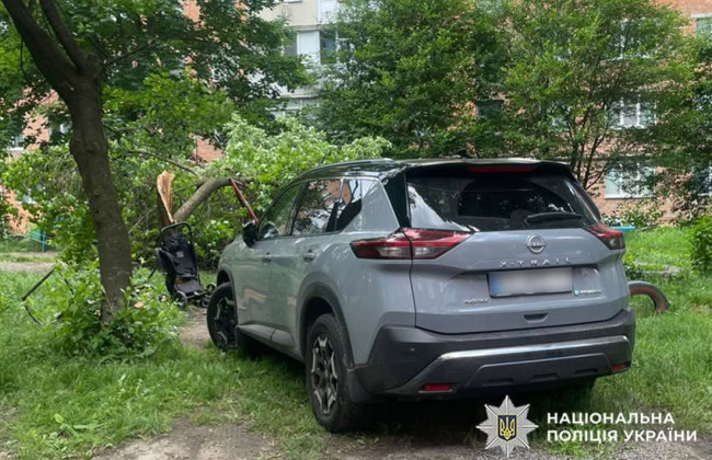 В Хмельницком автомобиль сбил двух женщин с ребенком в коляске — водительница заявила, что ей стало плохо