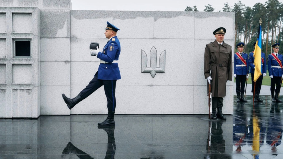 Grandmother of deceased serviceman proved right to pension and one-time payment from Ministry of Defense — Supreme Court decision