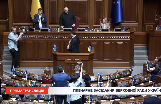 Верховная Рада начала заседание с присяги нового нардепа Николая Давидюка
