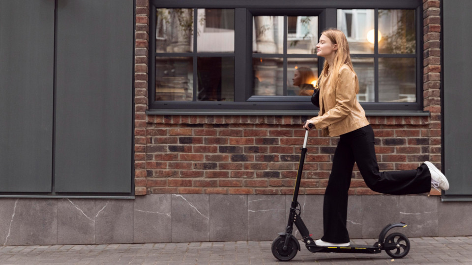 In Ukraine, it will be prohibited to ride an electric scooter with a phone in hand – the state introduces rules
