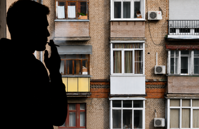 За куріння на балконі українців пропонували карати штрафами: фото від сусідів — як доказ порушення