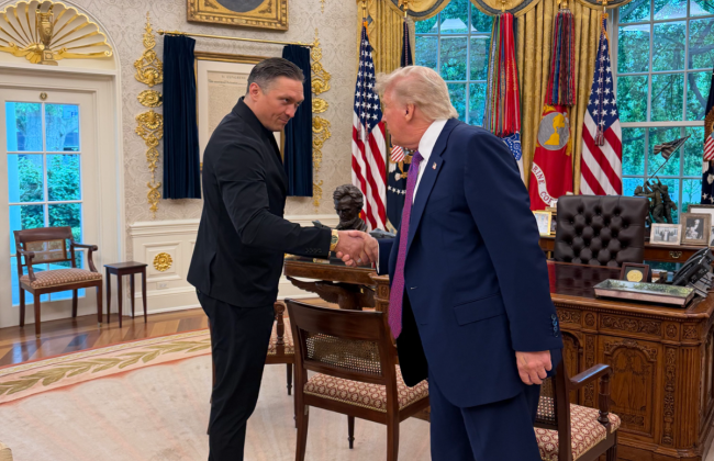 Олександр Усик зустрівся із Дональдом Трампом у Білому домі, фото
