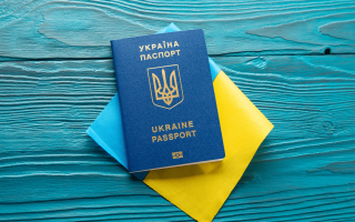 Украинцам за рубежом необходимо проверить паспорта — часть документов утратила силу