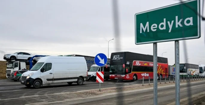 До 8 автобусов за 12 часов: 15 июня Польша начинает ремонтные работы на ПП «Медика», ожидаются большие очереди