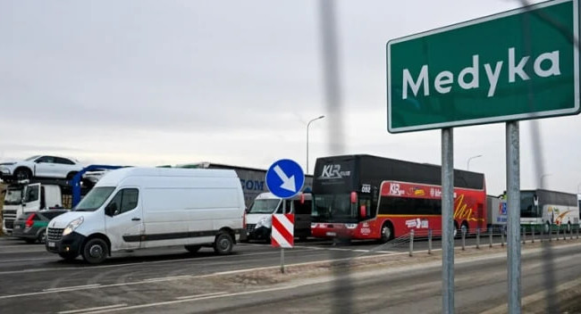 До 8 автобусів за 12 годин: 15 червня Польща починає ремонтні роботи на ПП «Медика», очікуються сильні черги