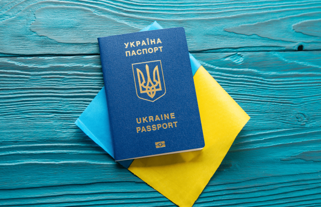 Украинцам за рубежом необходимо проверить паспорта — часть документов утратила силу
