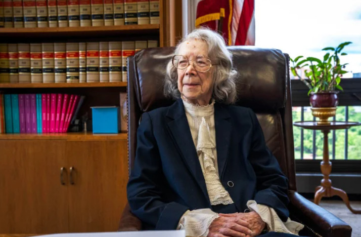 98-летнюю судью не пустили обратно в суд: Верховный суд США поставил точку в громком деле