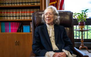 98-летнюю судью не пустили обратно в суд: Верховный суд США поставил точку в громком деле