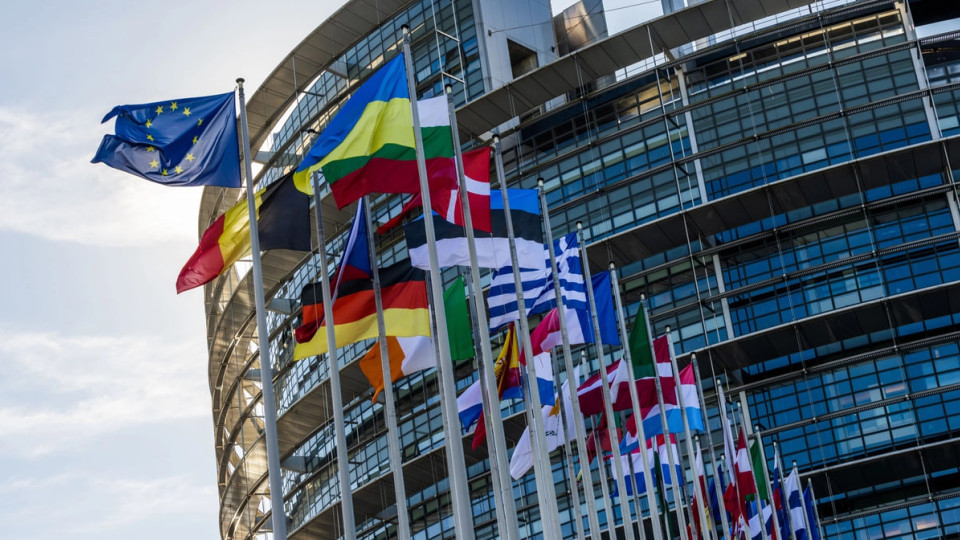 Европарламент поддержал новые миграционные правила: мигрантов смогут удерживать до 24 месяцев перед возвращением