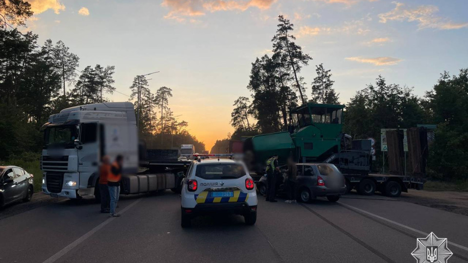 В Киеве в результате ДТП на Гостомельском шоссе грузовик полностью перекрыл проезд