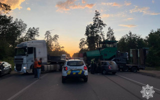 В Киеве в результате ДТП на Гостомельском шоссе грузовик полностью перекрыл проезд