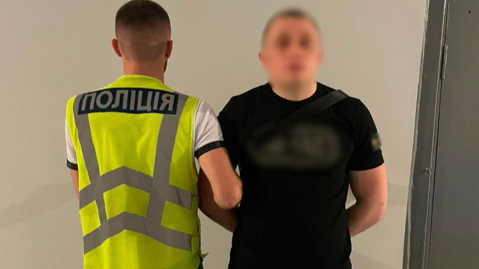 В Киеве возле ВДНХ молодой человек под предлогом знакомства ограбил прохожую