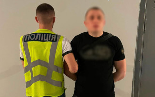 В Киеве возле ВДНХ молодой человек под предлогом знакомства ограбил прохожую