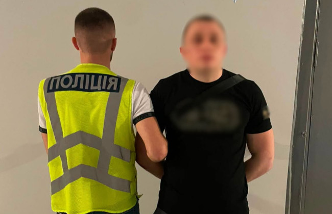 В Киеве возле ВДНХ молодой человек под предлогом знакомства ограбил прохожую