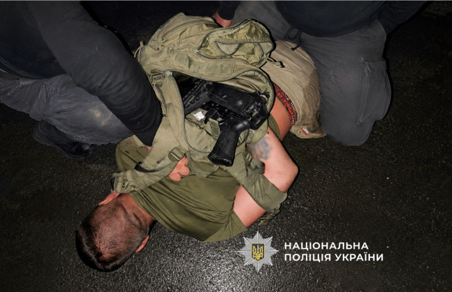 В Хмельницкой области нетрезвый мужчина открыл стрельбу из автомата возле ТЦК