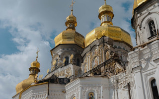 Damaged structures of the Kyiv-Pechersk Lavra are being covered to protect them from adverse weather conditions