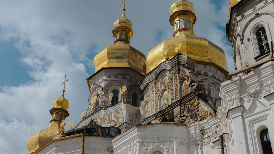 Поврежденные конструкции Киево-Печерской лавры накрывают от неблагоприятных погодных условий