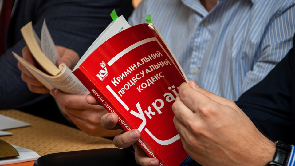 Закриття справ через строки хочуть скасувати: як реформа КПК змінить роботу адвокатів та прокурорів