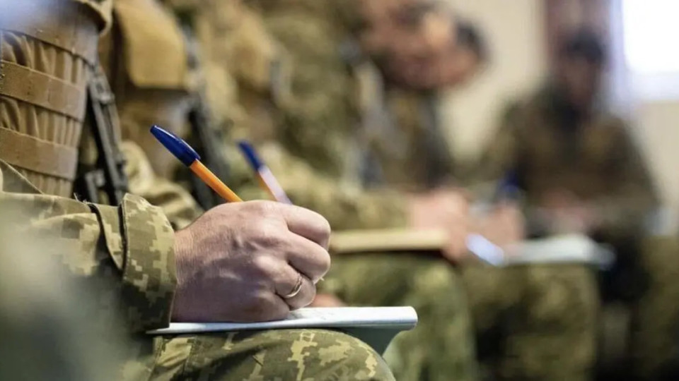 Нужно ли расторгать старый контракт перед заключением нового и как учитывается стаж — пояснили в Минобороны