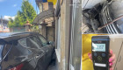 В Киеве пьяный водитель на большой скорости влетел в магазин, видео
