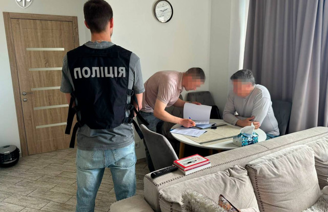 Ексочільнику Мінкульту Ростиславу Карандєєву оголосили підозру у сприянні незаконному виїзду чоловіків за кордон під виглядом музикантів