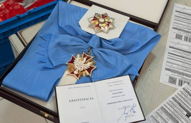 Владимир Зеленский отправил по почте Орден Белого Орла Каролю Навроцкому, фото