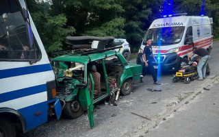 На Киевщине произошло смертельное ДТП с участием авто и автобуса — в легковушке ехали 12 человек