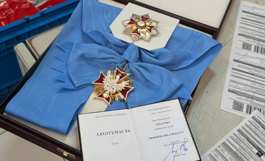 Владимир Зеленский отправил по почте Орден Белого Орла Каролю Навроцкому, фото