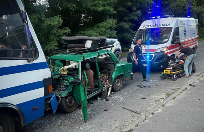 На Киевщине произошло смертельное ДТП с участием авто и автобуса — в легковушке ехали 12 человек