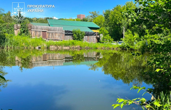 В Киеве мужчина огородил часть парка «Сырецкая роща» и ограничил доступ к озеру — ему объявили подозрение