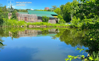 В Киеве мужчина огородил часть парка «Сырецкая роща» и ограничил доступ к озеру — ему объявили подозрение