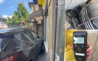У Києві п’яний водій на великій швидкості влетів у магазин, відео