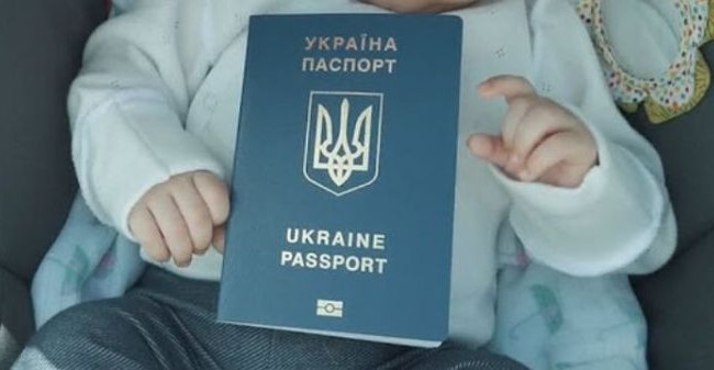 Как оформить первый заграничный паспорт для ребенка, родившегося за границей — перечень документов и нюансы