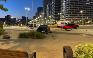 В Киеве подросток без разрешения взял ключи от Tesla и разгромил припаркованные автомобили во дворе